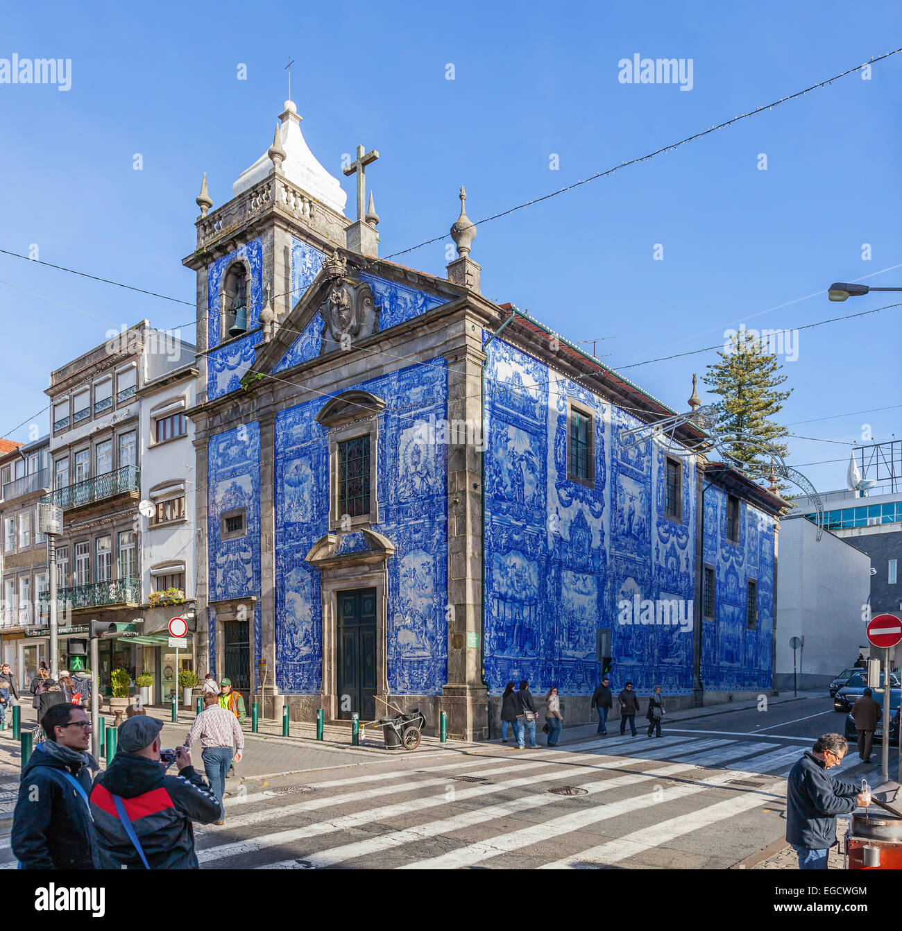 Porto, Portugal. Santa Catarina Kapelle verziert aka Almas Kapelle mit den typisch portugiesischen blauen Kacheln aka Azulejos. Stockfoto