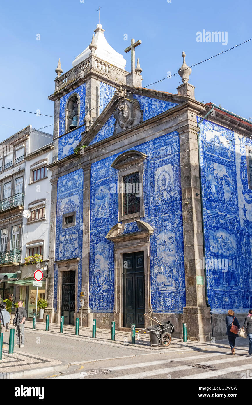 Porto, Portugal. Santa Catarina Kapelle verziert aka Almas Kapelle mit den typisch portugiesischen blauen Kacheln aka Azulejos. Stockfoto