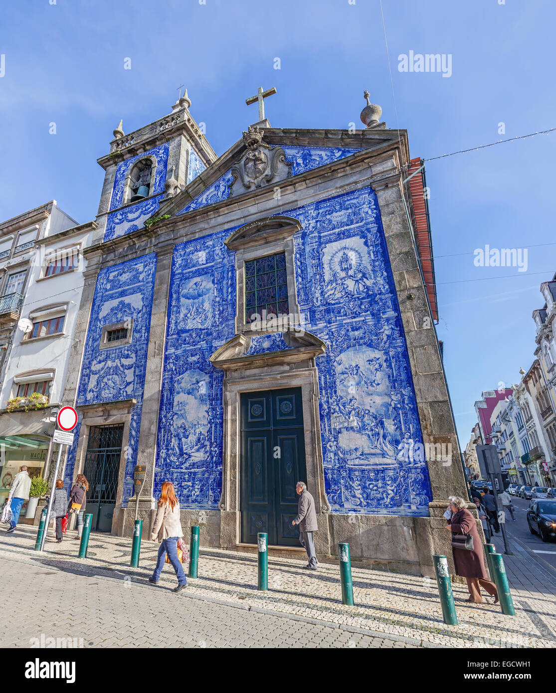 Porto, Portugal. Santa Catarina Kapelle verziert aka Almas Kapelle mit den typisch portugiesischen blauen Kacheln aka Azulejos. Stockfoto