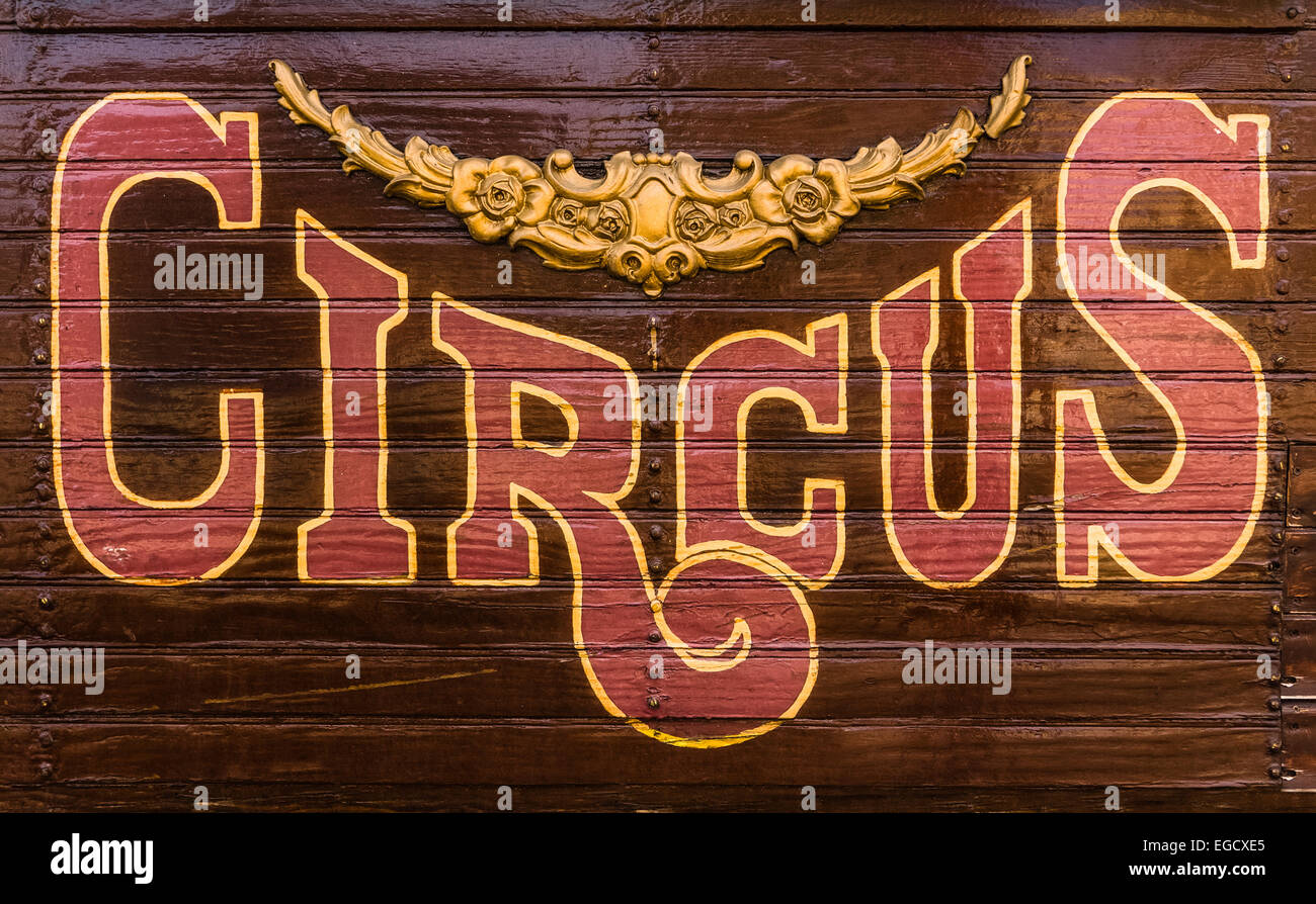 Rustikale Zirkus-Zeichen auf einem Wagen Stockfoto