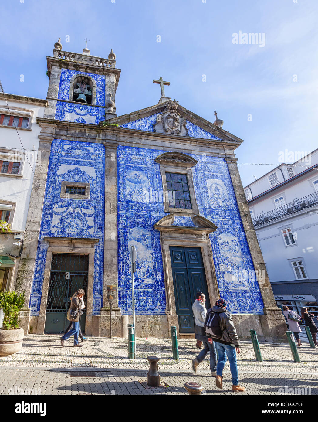 Porto, Portugal. Santa Catarina Kapelle verziert aka Almas Kapelle mit den typisch portugiesischen blauen Kacheln aka Azulejos. Stockfoto