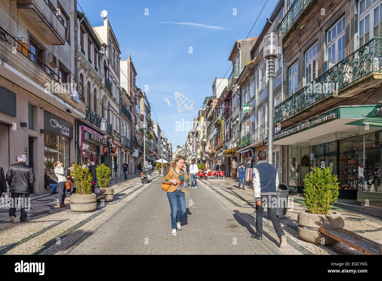 Porto, Portugal. Santa Catarina Straße, der wichtigsten Einkaufsstraße der Stadt, voll von Käufern während der Festlichkeiten. Stockfoto