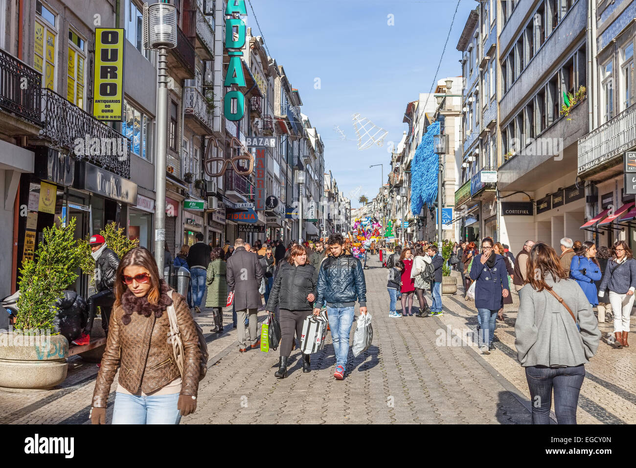 Porto, Portugal. Santa Catarina Straße, der wichtigsten Einkaufsstraße der  Stadt, voll von Käufern während der Festlichkeiten Stockfotografie - Alamy