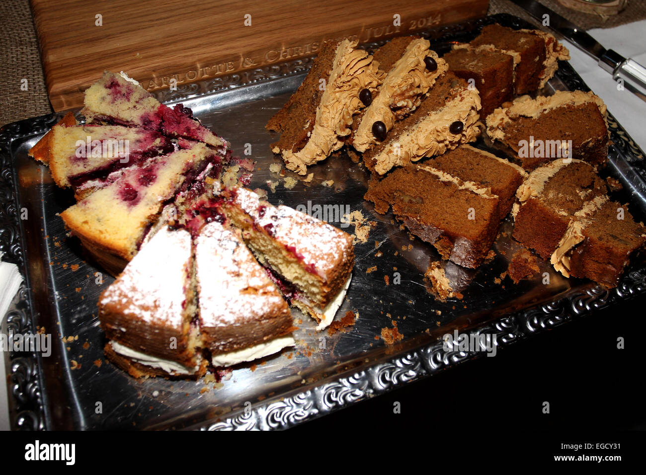 Leckeren Kuchen auf einem Tablett bei einer Hochzeitsfeier bei Southend Scheunen in Chichester, West Sussex, UK. Stockfoto