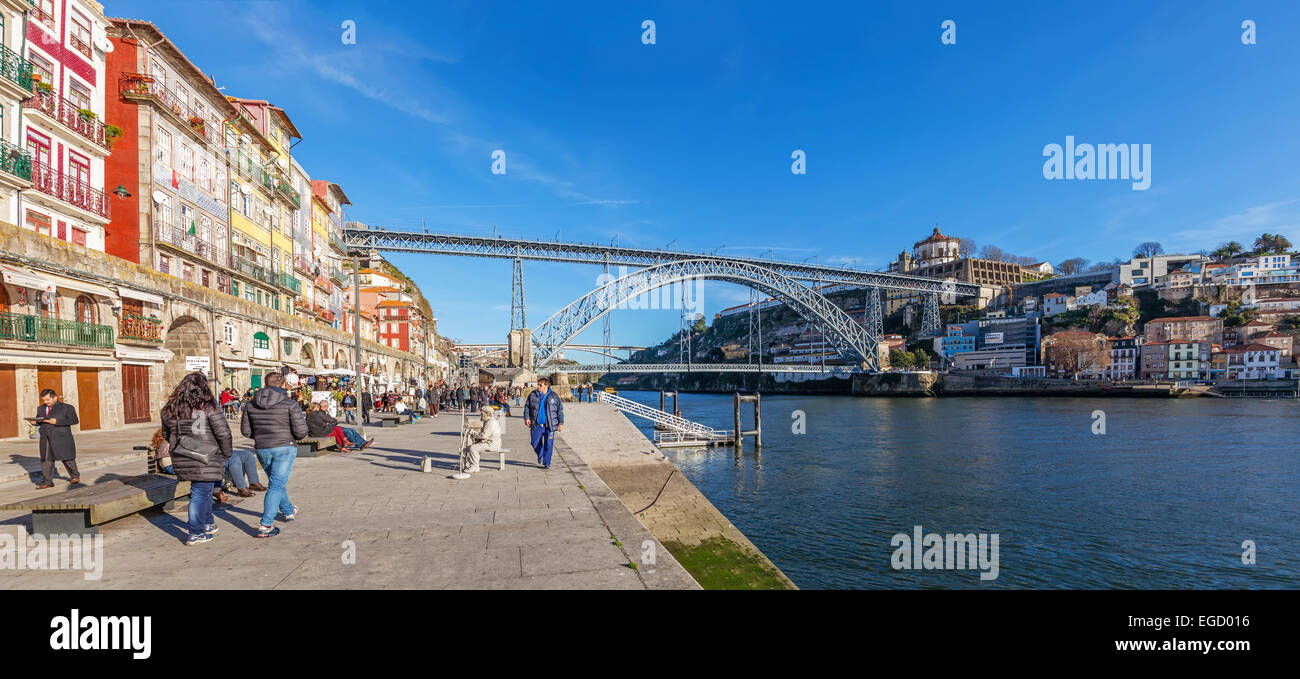 Touristen und Einheimische entlang des Douro Flusses bank in der Nähe von D. Luiz Brücke in Porto, Portugal. UNESCO-Welterbe. Stockfoto