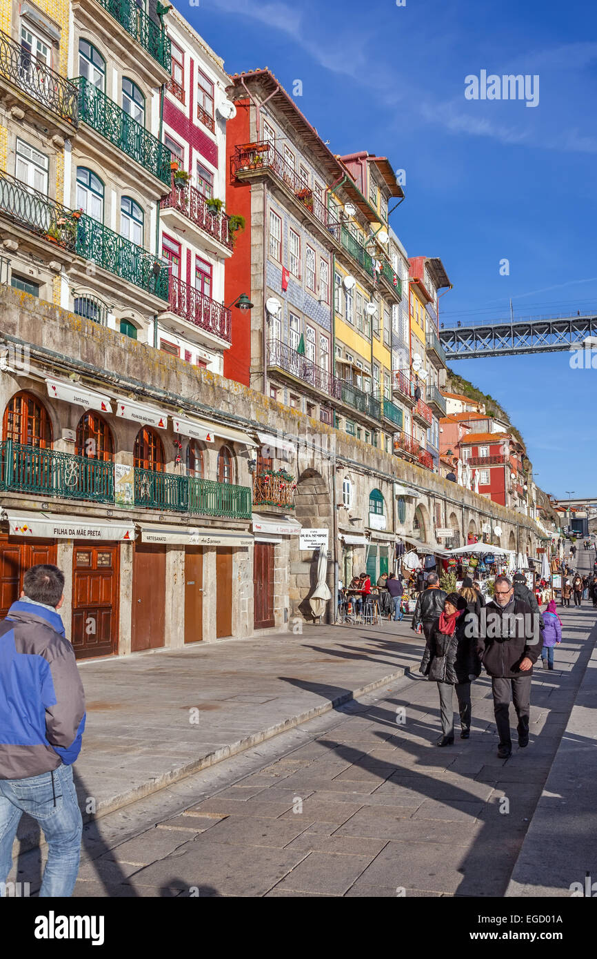 Porto, Portugal. Die typischen bunten Gebäude des Stadtteils Ribeira mit Geschäften, Restaurants und Bars in der Steinmauer gebaut Stockfoto