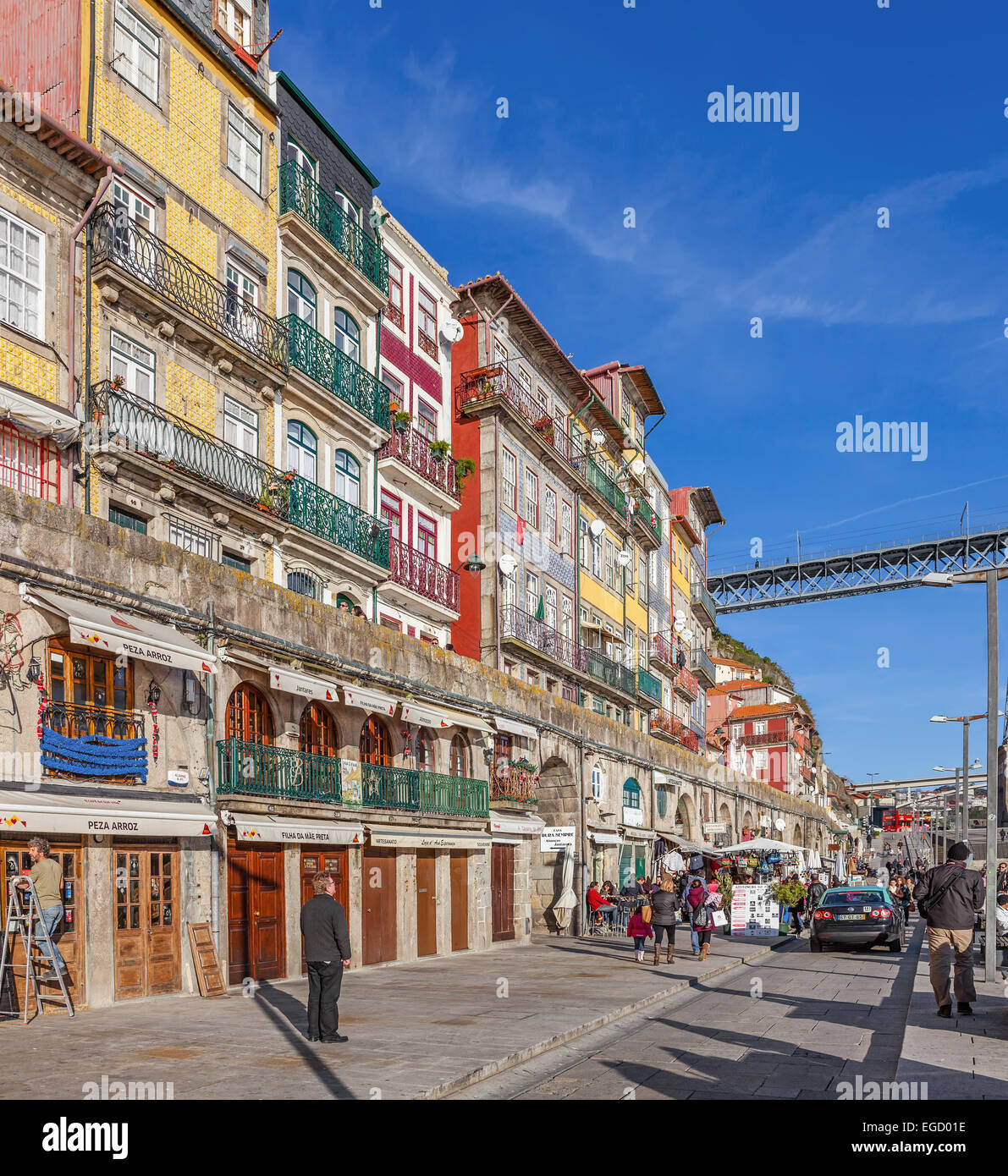 Porto, Portugal. Die typischen bunten Gebäude des Stadtteils Ribeira mit Geschäften, Restaurants und Bars in der Steinmauer gebaut Stockfoto