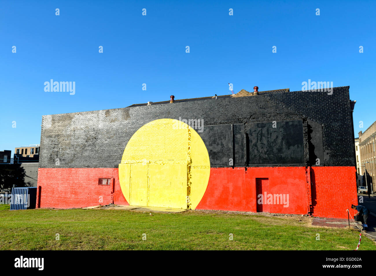 Das berühmte Aborigine Flagge Wandbild, das "The Block" in Redfern, Sydney, einem Gebiet, bekannt für seine Gemeinschaft der Aborigines markiert. Aboriginal Flagge Stadt Stockfoto