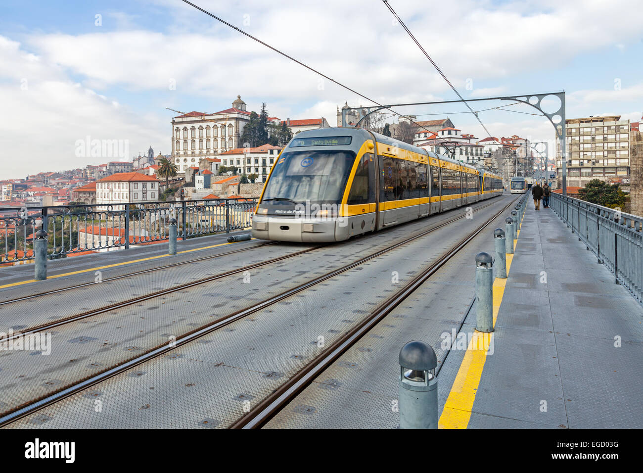 Porto, Portugal. Eine Metro Porto u-Bahn Zug Kreuze überlegene Deck des Dom Luis ich überbrücken Porto Gaia herstellen Stockfoto