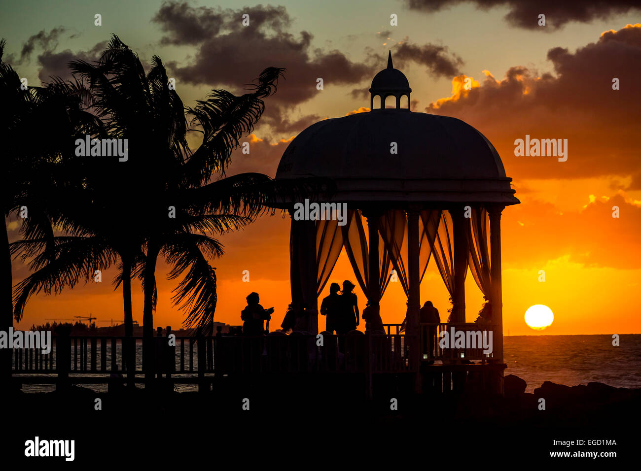 Hochzeitspavillon am Strand von Varadero mit Sonnenuntergang im Paradisus Varadero Resort & Spa-Hotel komplex, Varadero, Matanzas, Kuba Stockfoto