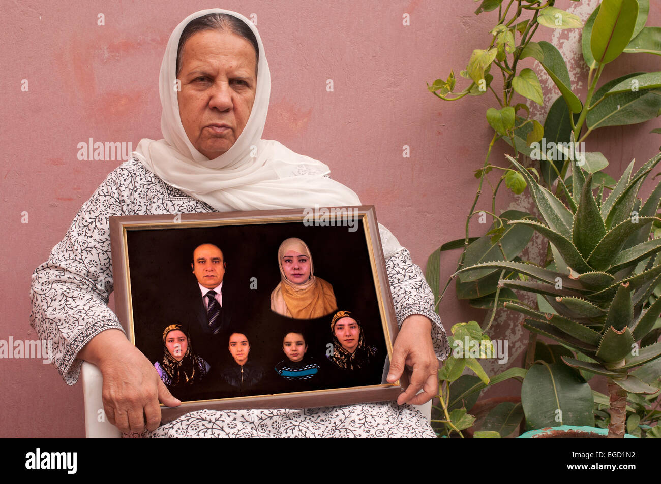 Prof. Mahbuba Hoquqmal, 68, Kabul, Schwiegermutter des ermordeten Aktivist Hamida Barmaki mit zusammengesetzten Foto von ihren toten Sohn Stockfoto