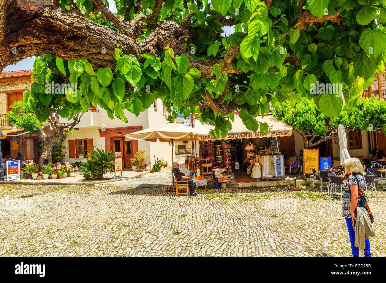 Main Street im wunderschönen Omodos Village in Zypern Stockfoto