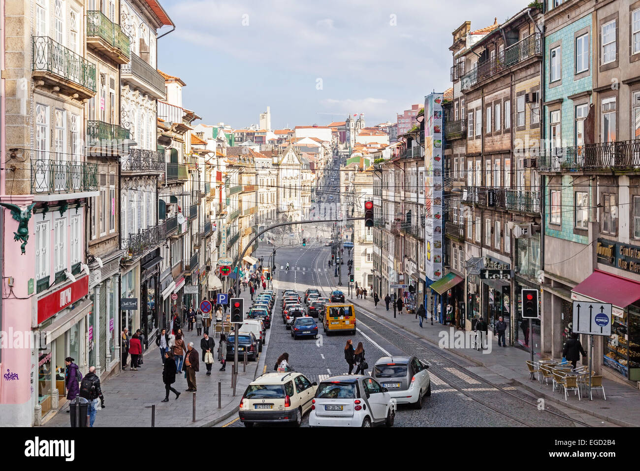 Porto, Portugal. Aussicht vom Gipfel der Clerigos Straße mit Aliados Avenue, Liberdade Square und Congregados Kirche auf der Rückseite. Stockfoto