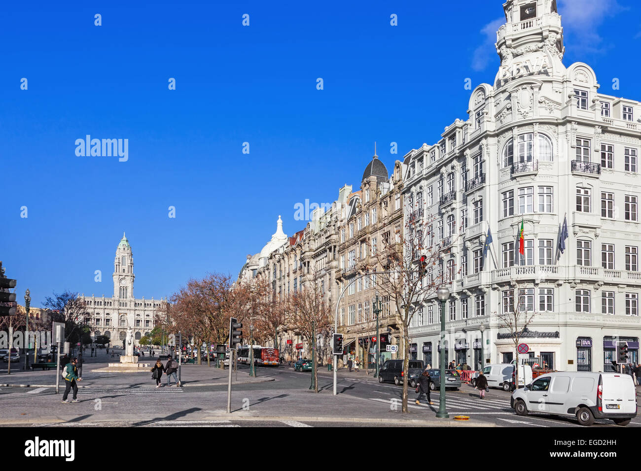 Porto, Portugal. Aliados Avenue und Liberdade Marktplatz mit dem Rathaus von Porto an der Spitze und der BBVA Bank auf der rechten Seite Stockfoto