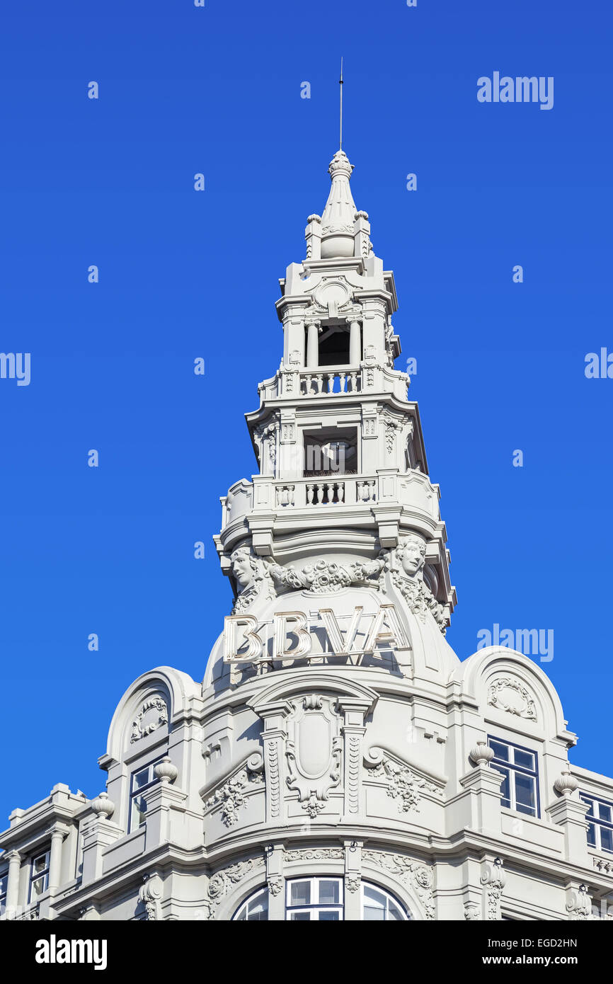 Porto, Portugal. Der BBVA Bank Gebäude an der Aliados Avenue Stockfoto