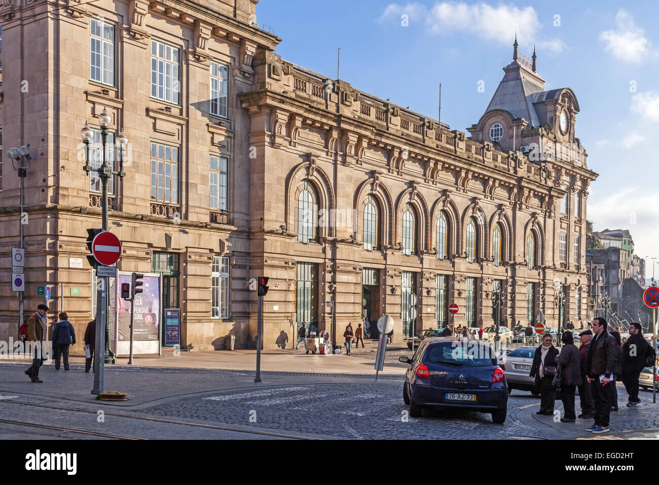 Porto, Portugal. Sao Bento Bahnhof, einer der wichtigsten Bahnhöfe der Stadt, und Almeida Garrett Platz. Stockfoto