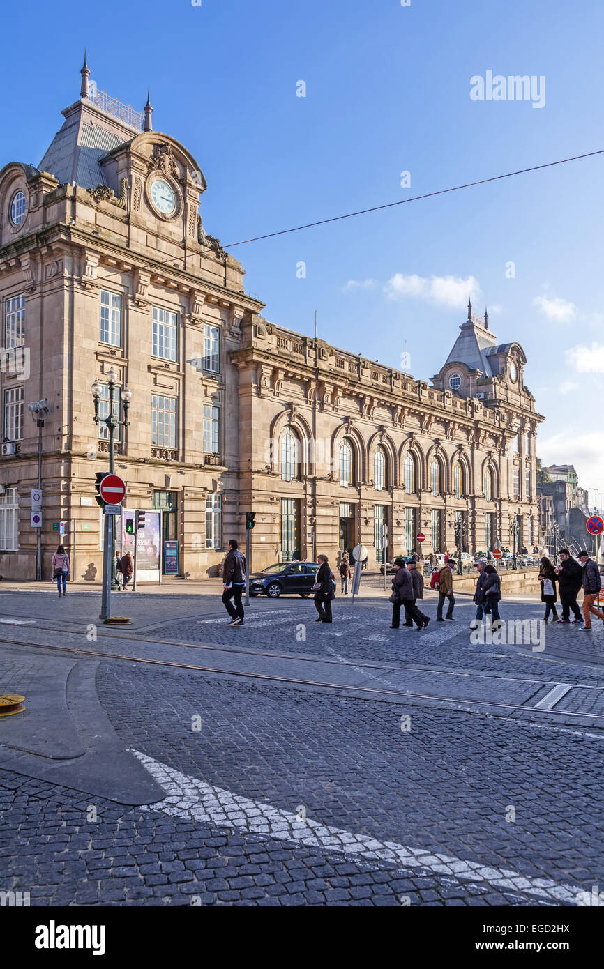 Porto, Portugal. Sao Bento Bahnhof, einer der wichtigsten Bahnhöfe der Stadt, und Almeida Garrett Platz. Stockfoto