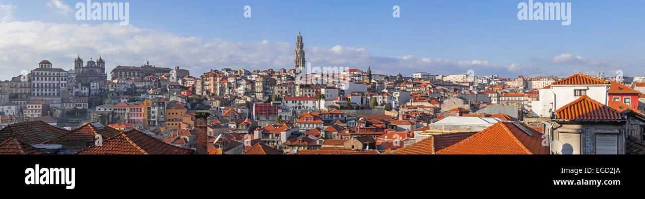 Porto, Portugal. Skyline und Stadtbild, mit dem legendären Clerigos Turm und historischen Viertel. UNESCO-Welterbe Stockfoto