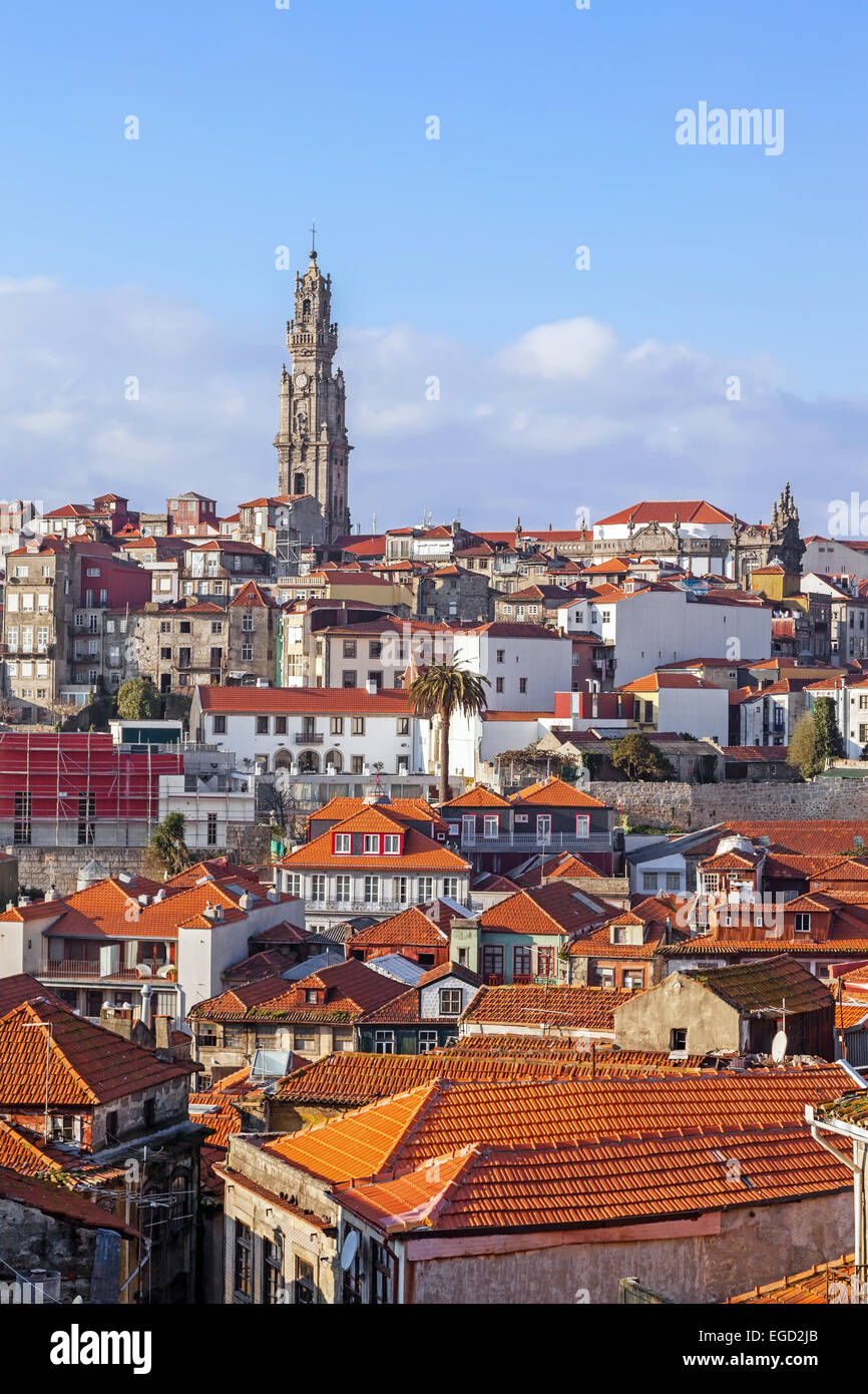 Der kultige Clerigos Turm in der Stadt Porto, Portugal. Eine der Sehenswürdigkeiten und Wahrzeichen der Stadt Stockfoto