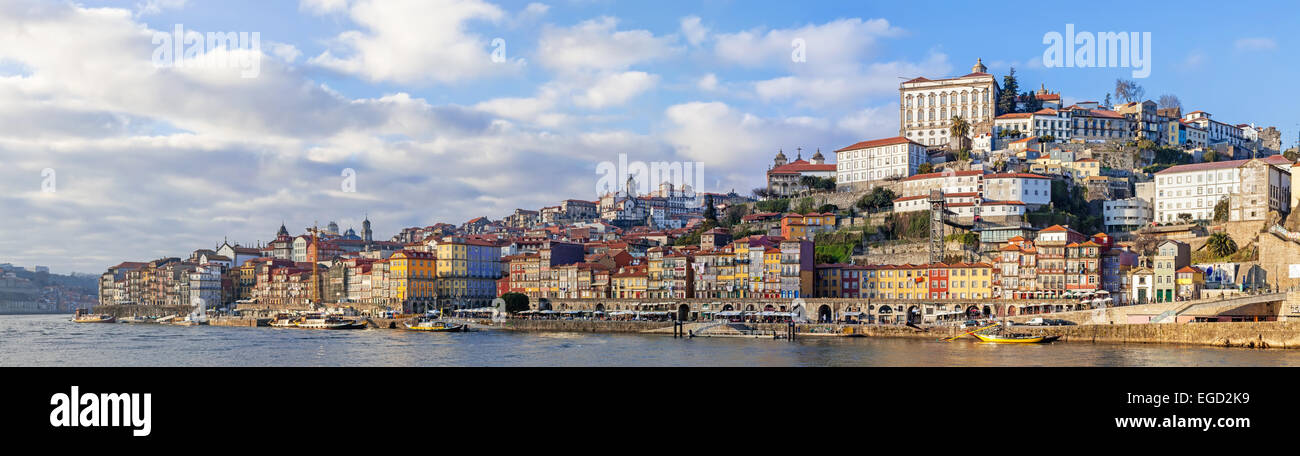 Panorama des Ribeira Viertels der Stadt von Porto, Portugal, und dem Douro-Fluss gesehen von der Stadt Vila Nova De Gaia Stockfoto