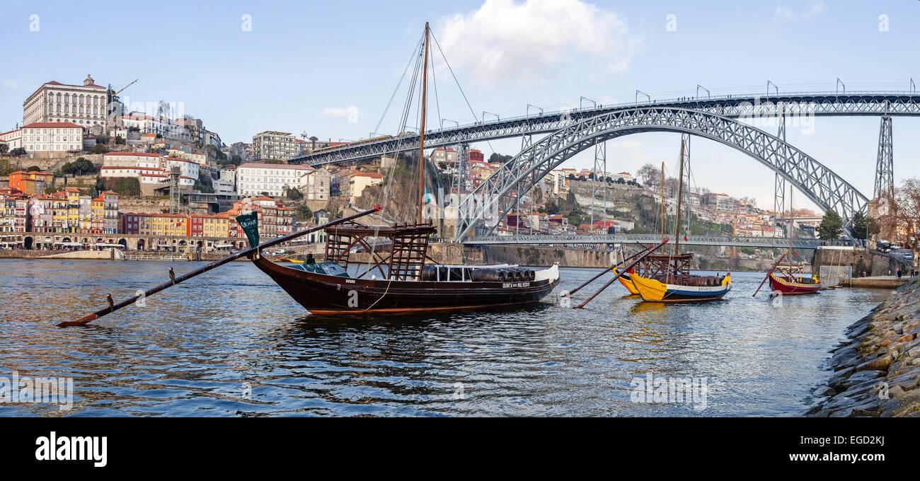 Die kultigen Rabelo Boote, die traditionellen Portwein transportiert, mit Stadtteil Ribeira und den Dom Luis I Brücke Stockfoto