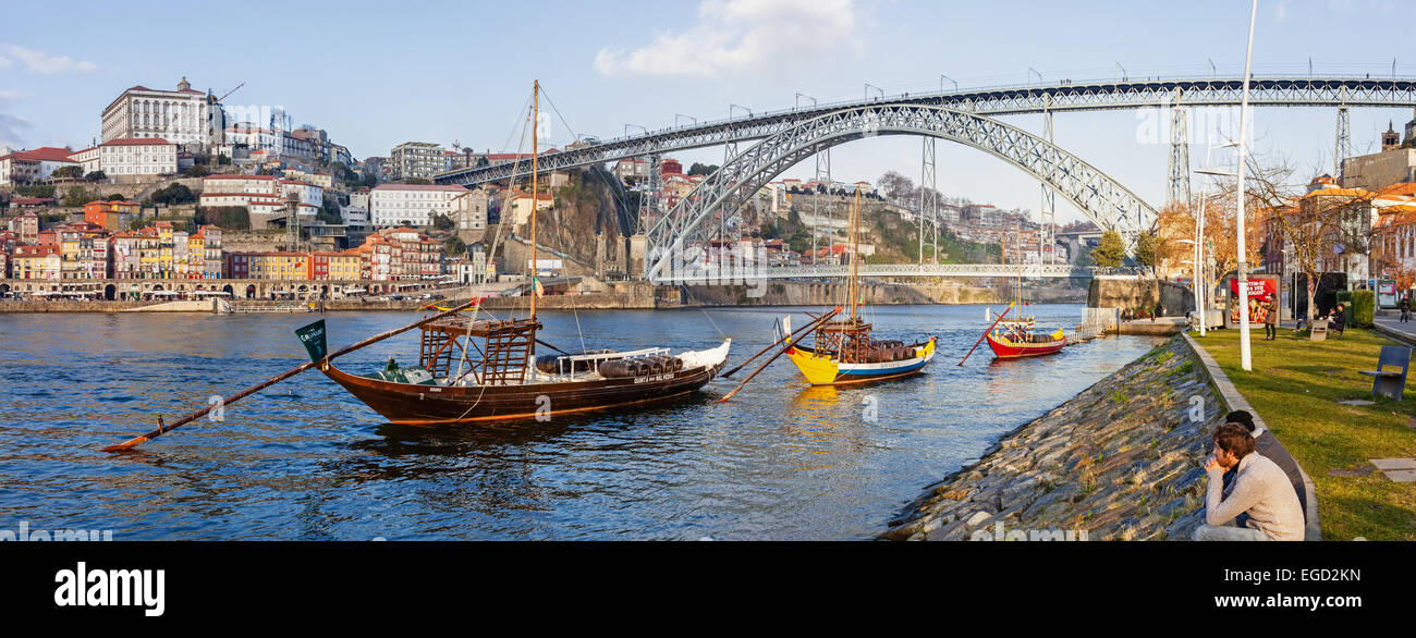 Die kultigen Rabelo Boote, die traditionellen Portwein transportiert, mit Stadtteil Ribeira und den Dom Luis I Brücke Stockfoto