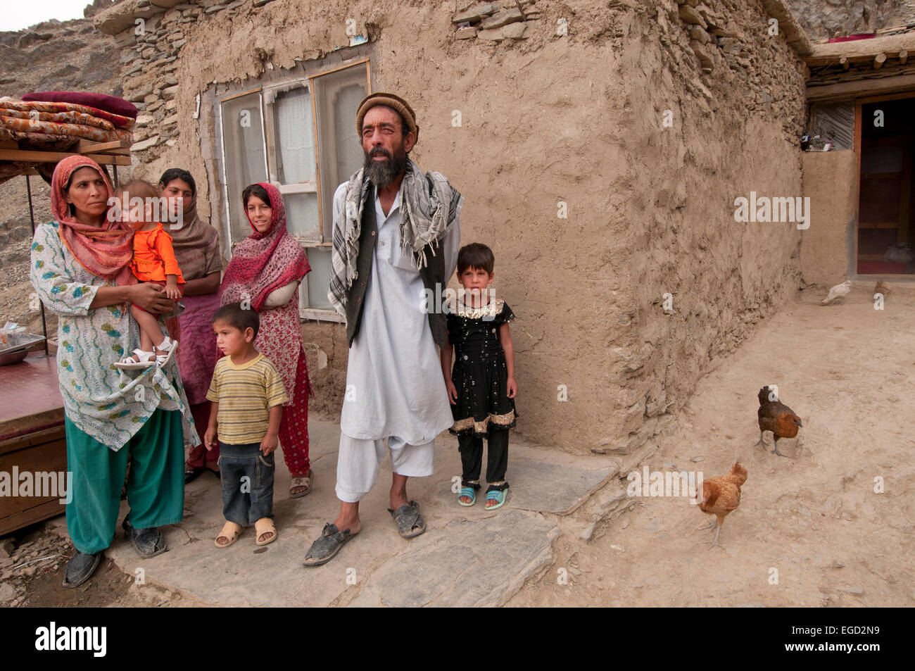 Kabul, Bezirk 7, afghanische Familie mit fünf Kindern stehen vor ihrem