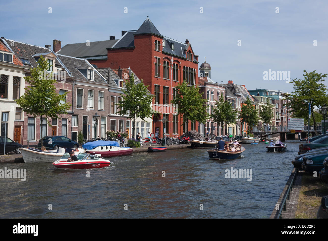 Leiden. Niederländische Provinz Süd-Holland, Niederlande. Zusammenfluss von Oude und Nieuwe (alte und neue Rhein). Zentralen Bereich Stadt. Stockfoto