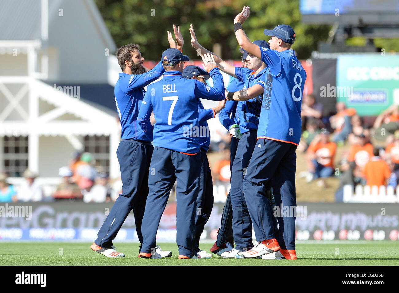 Christchurch, Neuseeland. 23. Februar 2015. Christchurch, New Zealand - 23. Februar 2015 - Team England feiert während der ICC Cricket World Cup Match zwischen England und Schottland im Hagley Oval am 23. Februar 2015 in Christchurch, Neuseeland. Bildnachweis: Dpa/Alamy Live-Nachrichten Stockfoto