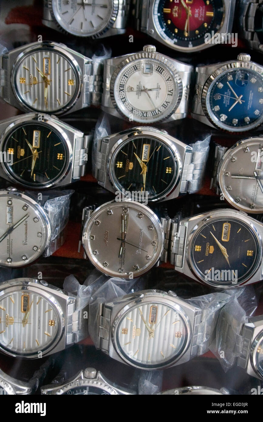 Uhren sind für den Verkauf und in einer Vitrine auf einem Stadt-Bürgersteig in Phnom Penh, Kambodscha angezeigt. Stockfoto