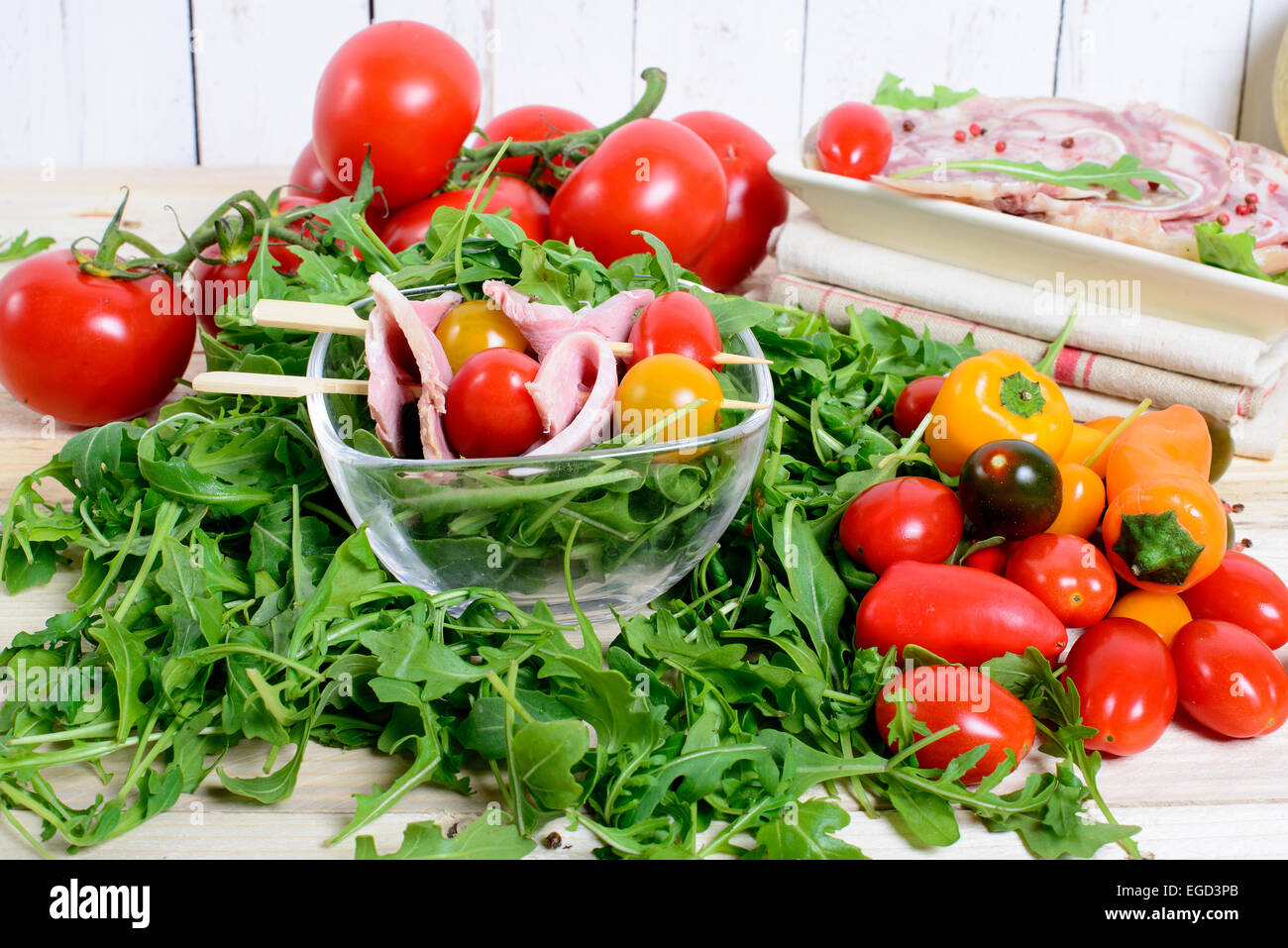 gekochtes Fleisch und Salat mit Paprika und Tomaten Stockfoto