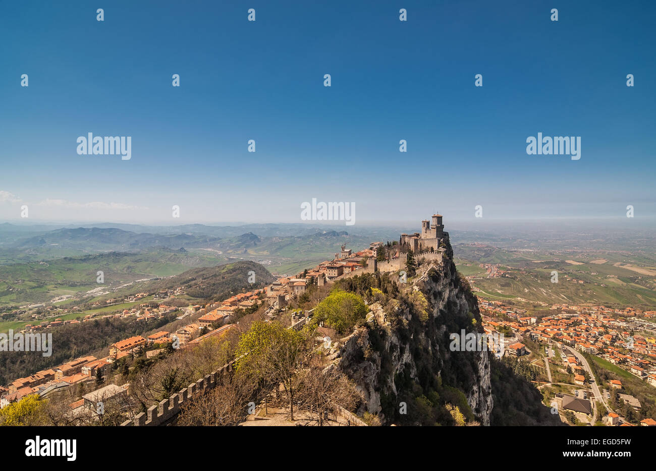 Panoramablick auf Festung von Guaita (Rocca della Guaita), Schloss in der Republik San Marino Stockfoto