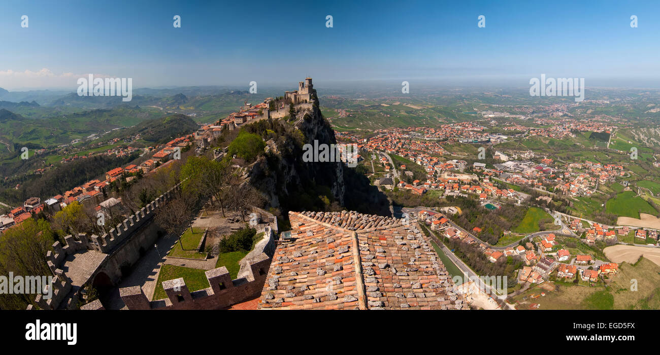 Blick von der Festung von Guaita in der Republik San Marino vom Cesta Tower. Stockfoto