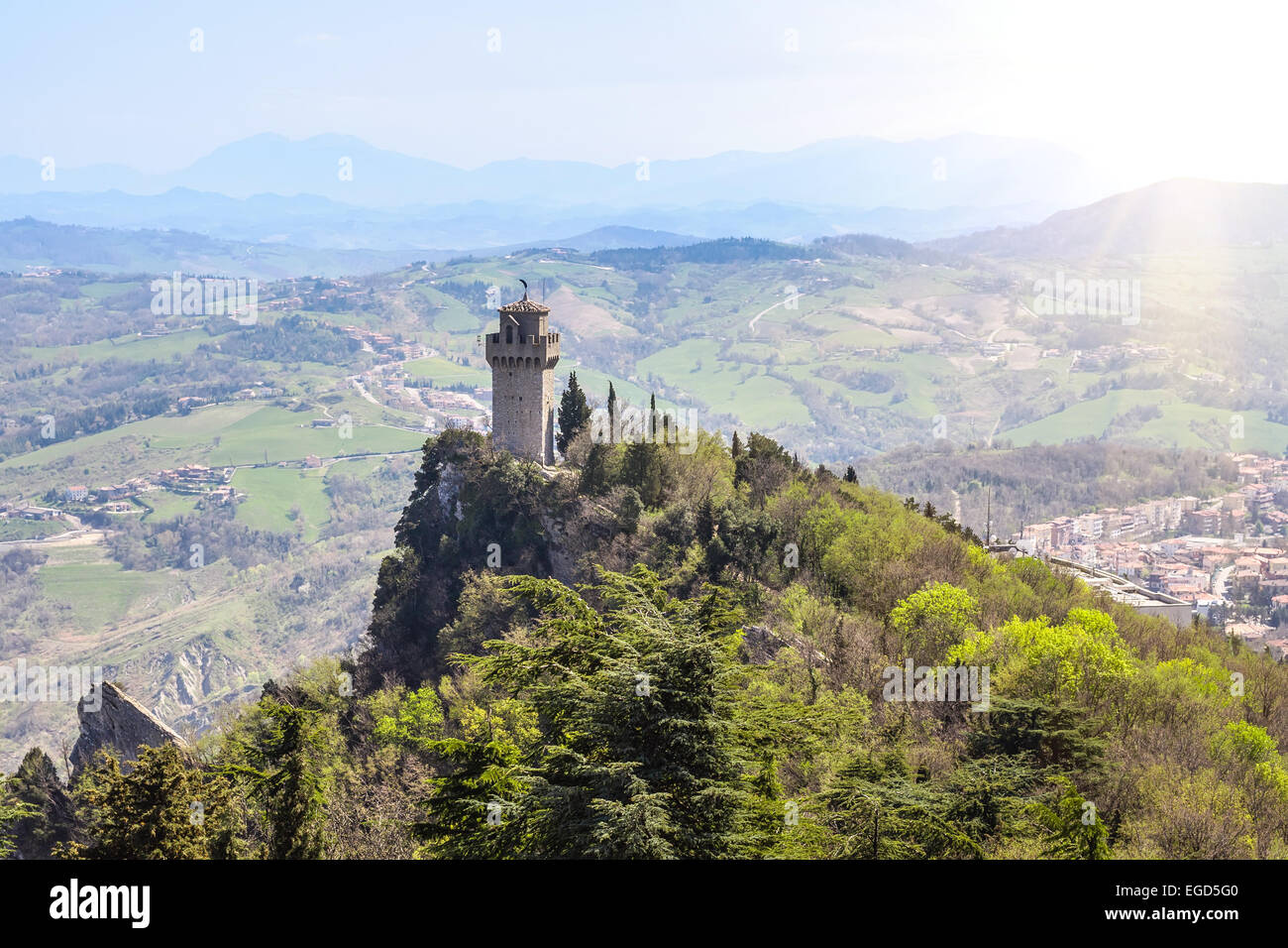 Panoramablick über einen kleinen Turm Montale aus der Festung Guaita, Monte Titano, San Marino Stockfoto