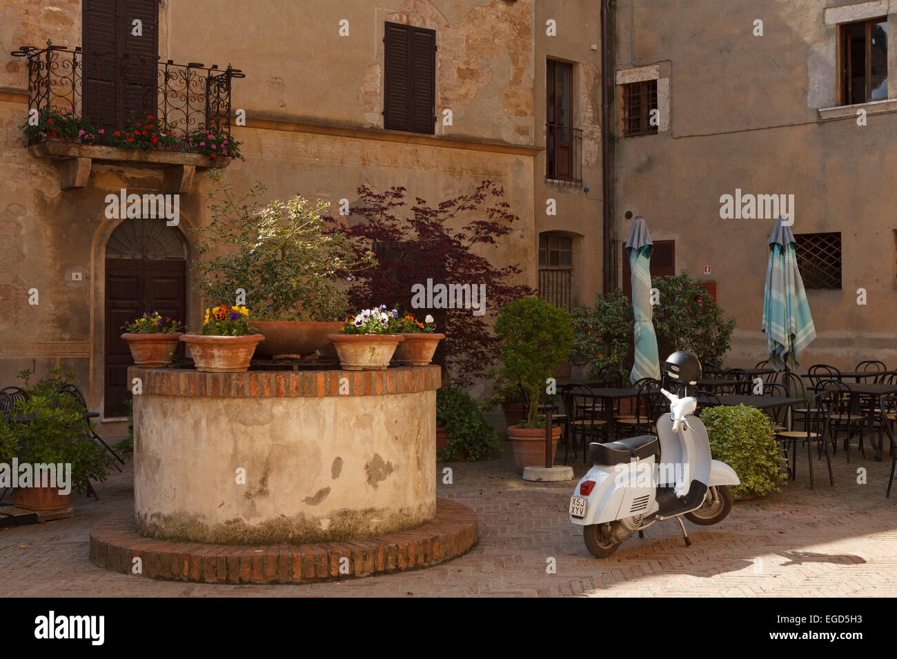 Brunnen und Motorroller an der Piazza di Spagna, Pienza, Val d ' Orcia, Orcia-Tals, UNESCO-Weltkulturerbe, Provinz Siena, Toskana, Italien, Europa Stockfoto