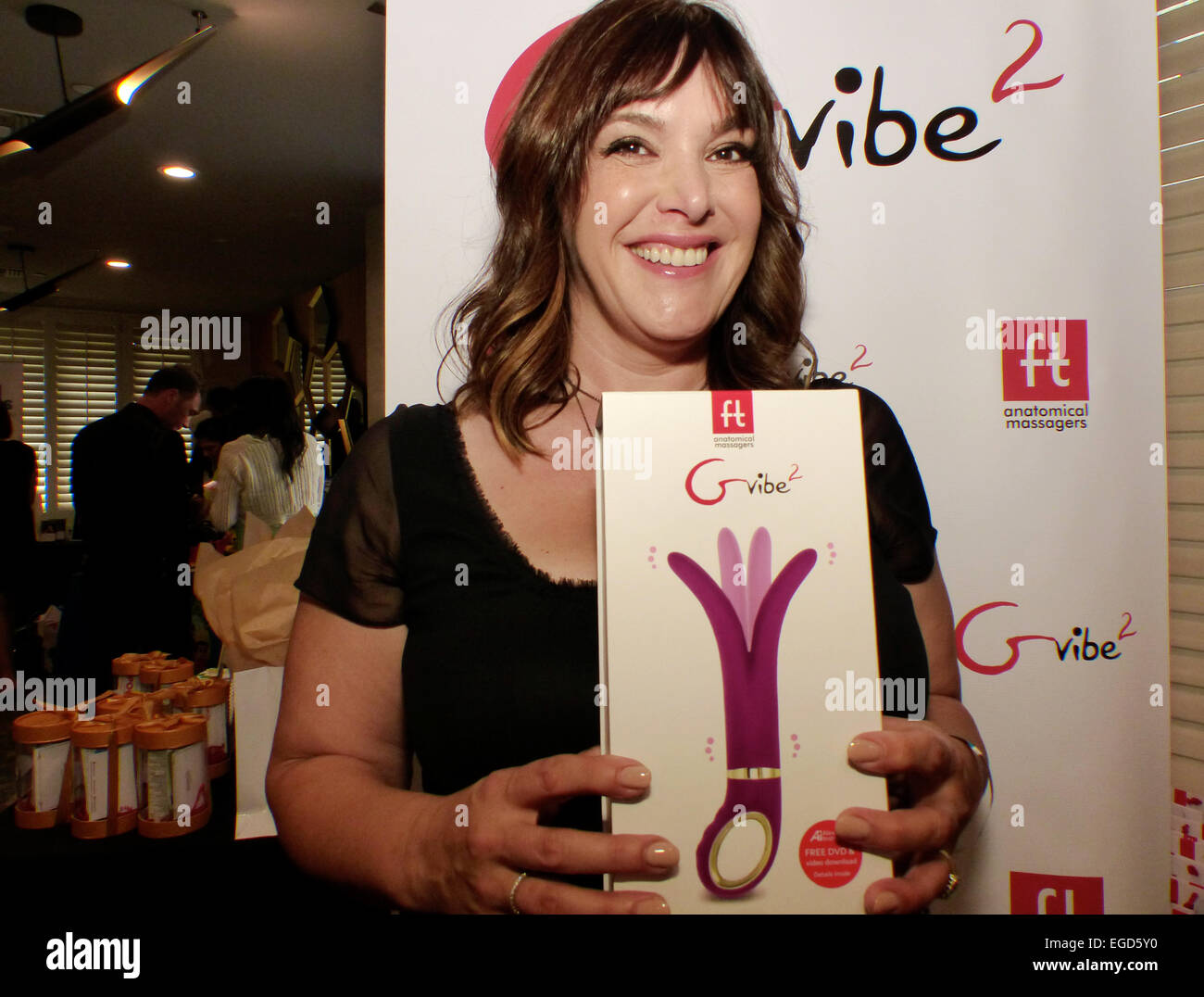US-Sngerin Danielle Brisebois lchelt, als sie mit Vibrator in Los  Angeles, USA, 20. Februar 2015 prsentiert wird. Brisebois ist nominiert  fr den Oscar in der Kategorie Fpr 2015 ihren Song "Lost Stars"