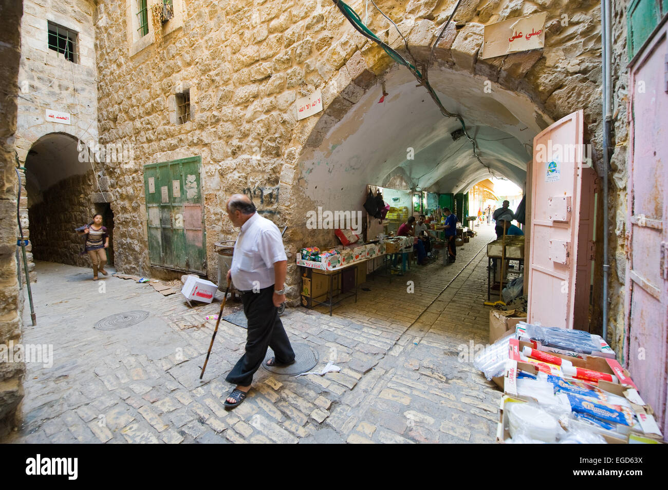 HEBRON, ISRAEL - 10. Oktober 2014: Straße mit Basar und Geschäften in der Mitte der alten Stadt Hebron Stockfoto