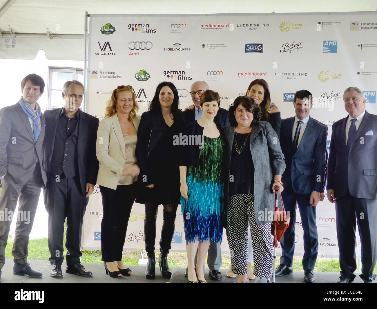 Uns Journalistin Laura Poitras (4 L), Produzenten Dirk Wilutzky (2 L) und Mathilde Bonnefoy (5 L), Editor Barbara Biemann (mit Stock in der Hand) und andere Mitglieder des Filmteams stellen einen Empfang in der Villa Aurora in Los Angeles, Deutschland, 21. Februar 2015. Poitras Dokumentarfilm "Citizenfou" auf Whitleblower Edward Snowden ist für einen Academy Award nominiert. Foto: Barbara Munker/dpa Stockfoto