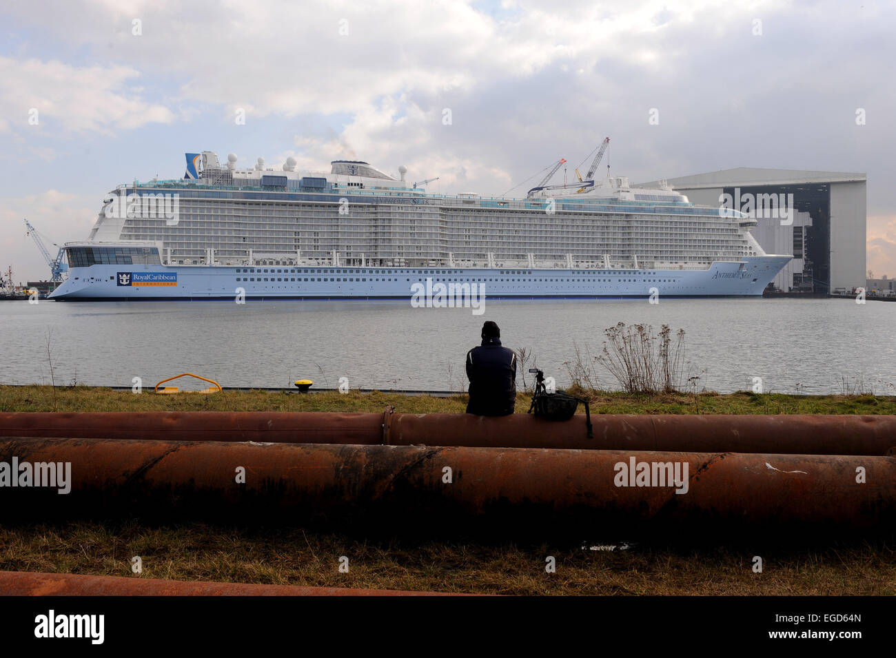 Papenburg, Deutschland. 22. Februar 2015. Das Kreuzfahrtschiff "Anthem of the Seas" dockt von Meyer Shipyard in Papenburg, Deutschland, 22. Februar 2015. Das Kreuzfahrtschiff misst 347, 75 m und 41, 4 Meter breit und bietet genügend Platz für 4,188 Passagiere. Es ist eines der größten jemals bauen Schiffe in Deutschland. Foto: Ingo Wagner/Dpa/Alamy Live News Stockfoto