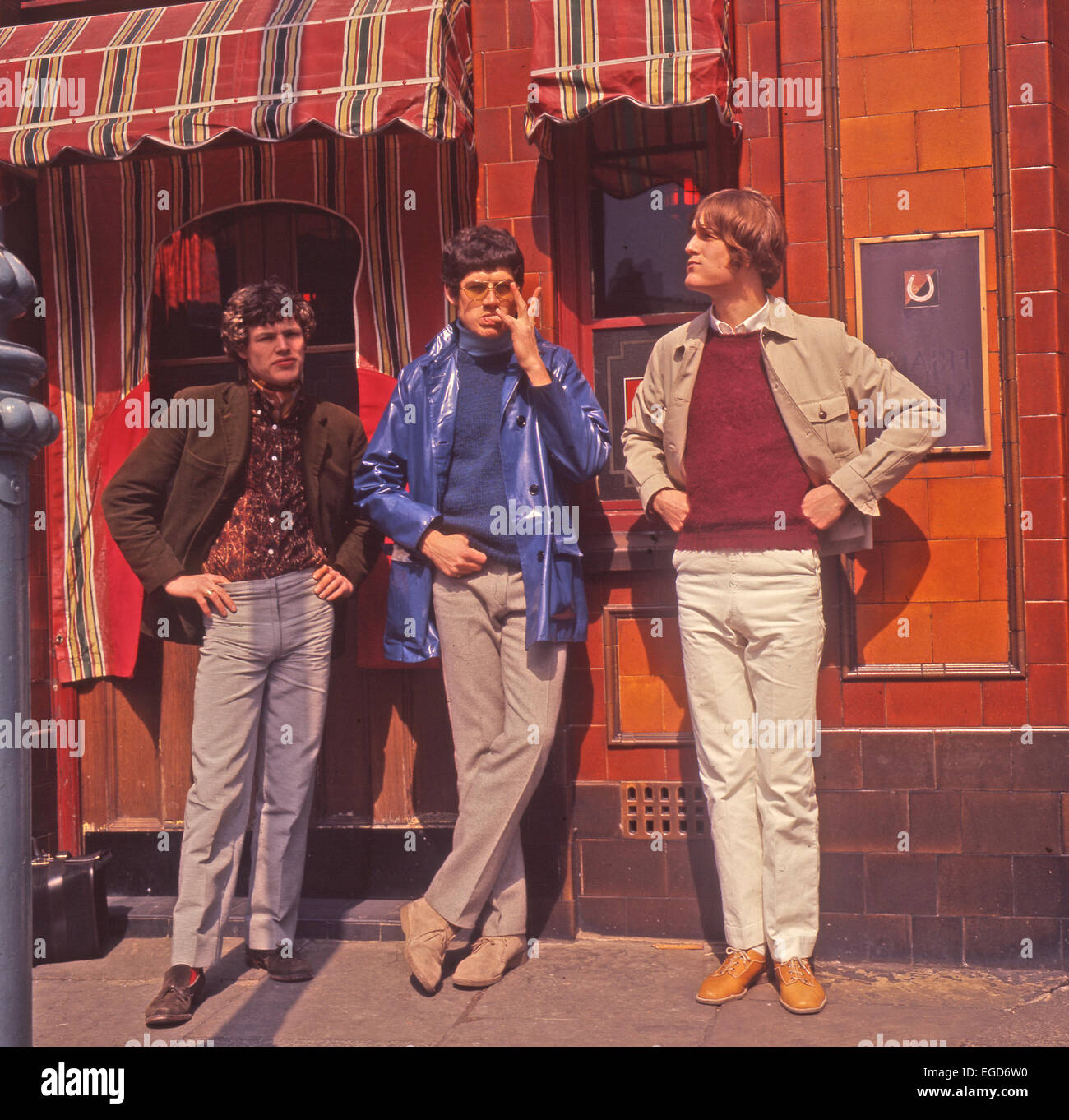 WARME Töne UK-pop-Gruppe im Jahr 1967. Nachschlagewerke erwähnen nur die Gruppe mit zwei Mitgliedern, aber in dieser Sitzung gab es drei. Stockfoto