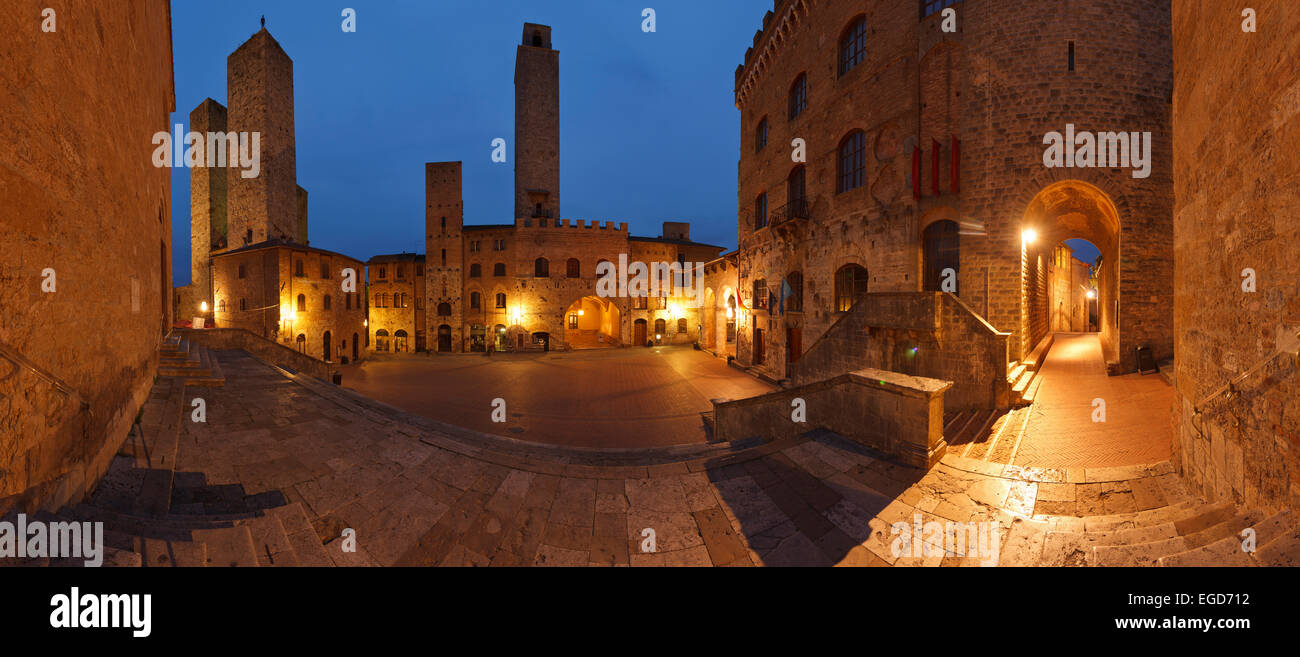 Türme und Rathaus am Piazza del Duomo square bei Nacht, San Gimignano, Hügel Stadt, Weltkulturerbe, Provinz Siena, Toskana, Italien, Europa Stockfoto