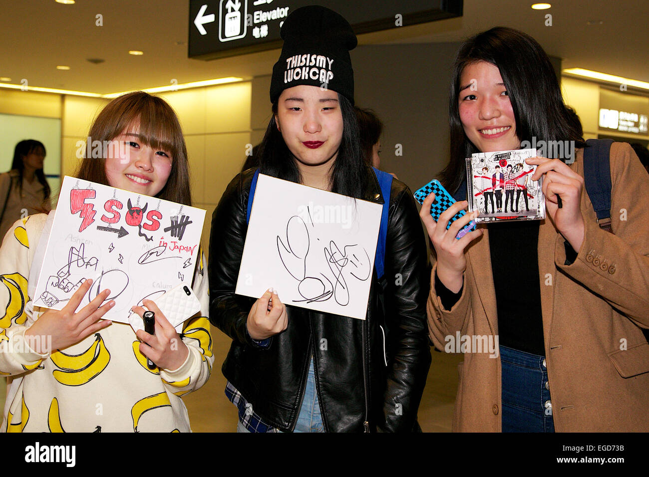 Tokio, Japan. 22. Februar 2015. Fans der 5 posieren Sekunden des Sommers (5SOS) für ein Foto in Narita International Airport auf 22. Februar 2015, Chiba, Japan. Rund 200 Fans kamen zum Flughafen, um ihren Idolen ganz nah. 5SOS ist in Japan zum ersten Mal vier Shows unterwegs eine Richtung auf der Straße wieder zu öffnen, und auch um ihre eigene Überschrift ausverkaufter Show am 25. Februar. Bildnachweis: Rodrigo Reyes Marin/AFLO/Alamy Live-Nachrichten Stockfoto