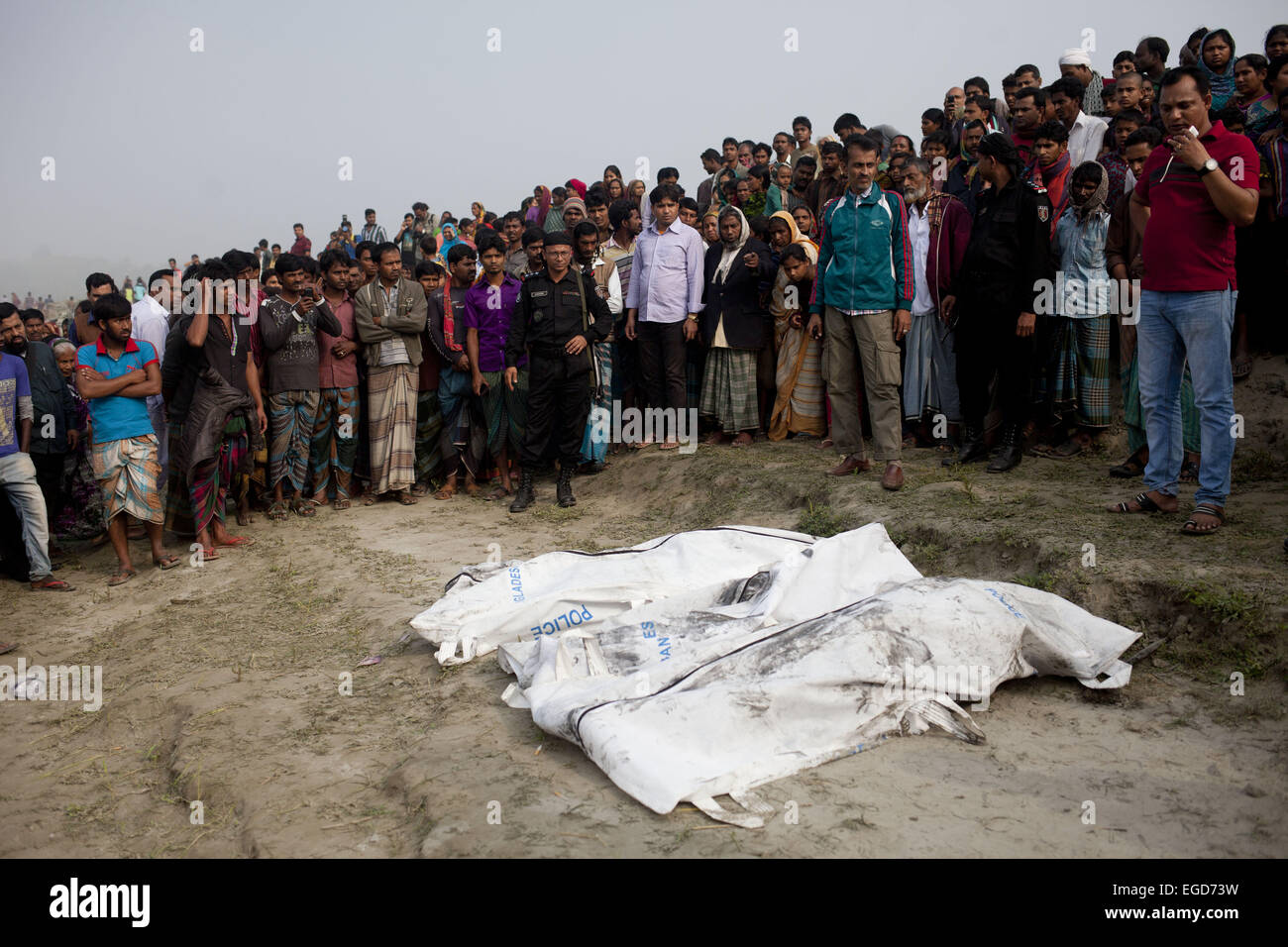 Manikgonj, Dhaka, Bangladesh. 23. Februar 2015. Bangladeshi Menschen versammeln sich um die Leichen vom Fluss Padma wiederhergestellt, nachdem eine Fähre in den Fluss Padma kenterte, nachdem er von einem Frachtschiff in Paturia, in Manikganj Bezirk, etwa 80 Kilometer nordwestlich von Dhaka, Bangladesh, Montag, 23. Februar 2015 getroffen. Bildnachweis: Suvra Kanti Das/ZUMA Wire/ZUMAPRESS.com/Alamy Live-Nachrichten Stockfoto