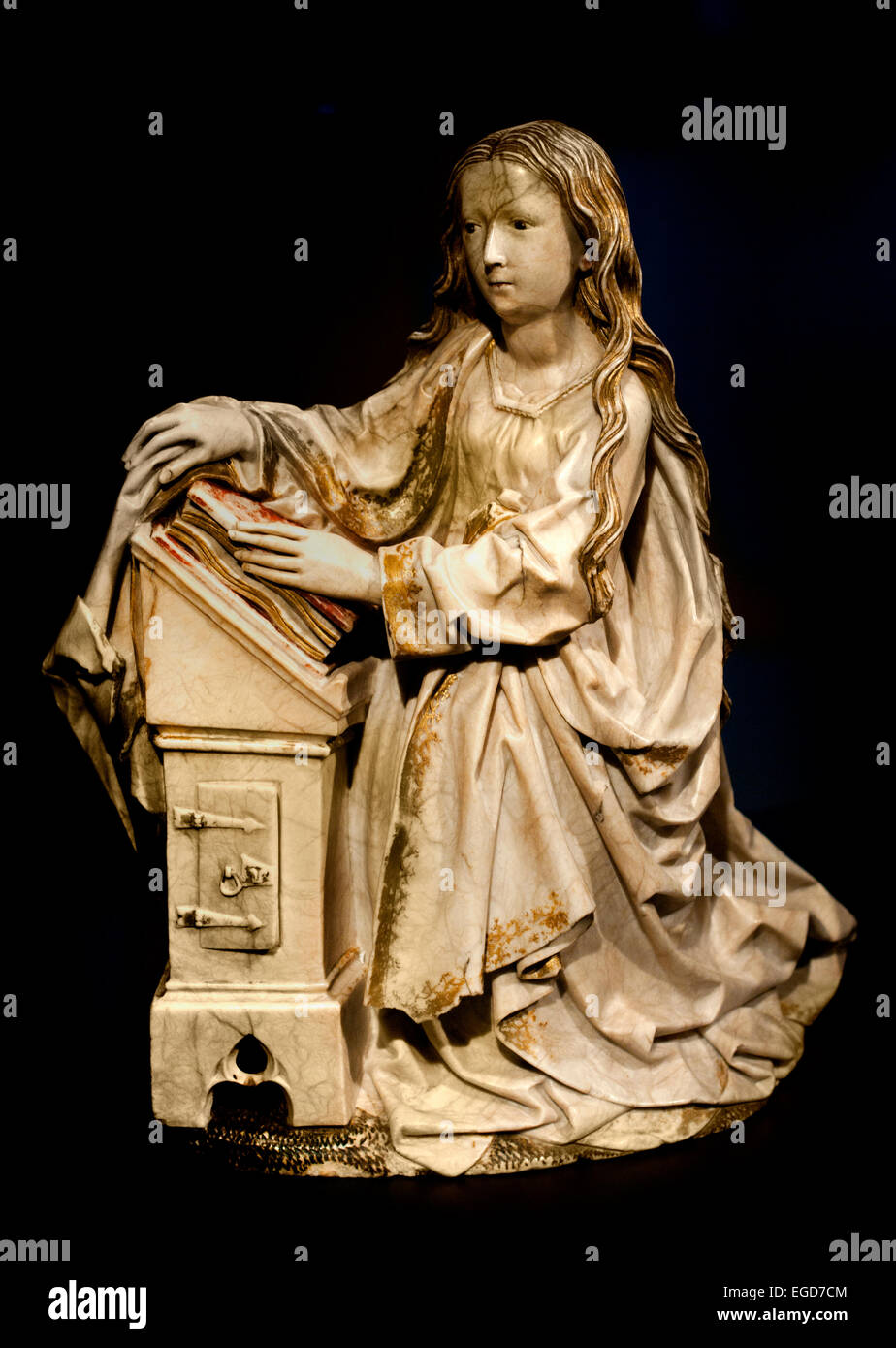 Die Verkündigung c. 1485-1487 9 The Virgin) Tilman Riemenschneider Alabaster (Mineral), h 39,5 cm × w 40,5 cm (Tilman Riemenschneider, einer der bedeutendsten deutschen Bildhauer des späten Mittelalters, erstellt hier eine höchst originelle Version von Mariä Verkündigung. Der Engel Gabriel, dessen Faltenwurf, wabert, wie er nach unten fliegt, ist dynamisch und voller Vitalität, im Gegensatz zu der Jungfrau gedämpft Emotion. Versteinert und völlig überrumpelt, starrt sie in Raum beim Schließen ihres Buches. } Stockfoto