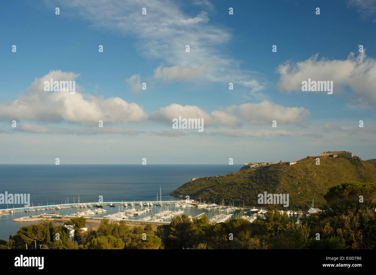 Marina und Festung am Porto Ercole, Mittelmeer, Monte Argentario, Provinz Grosseto, Toskana, Italien, Europa Stockfoto