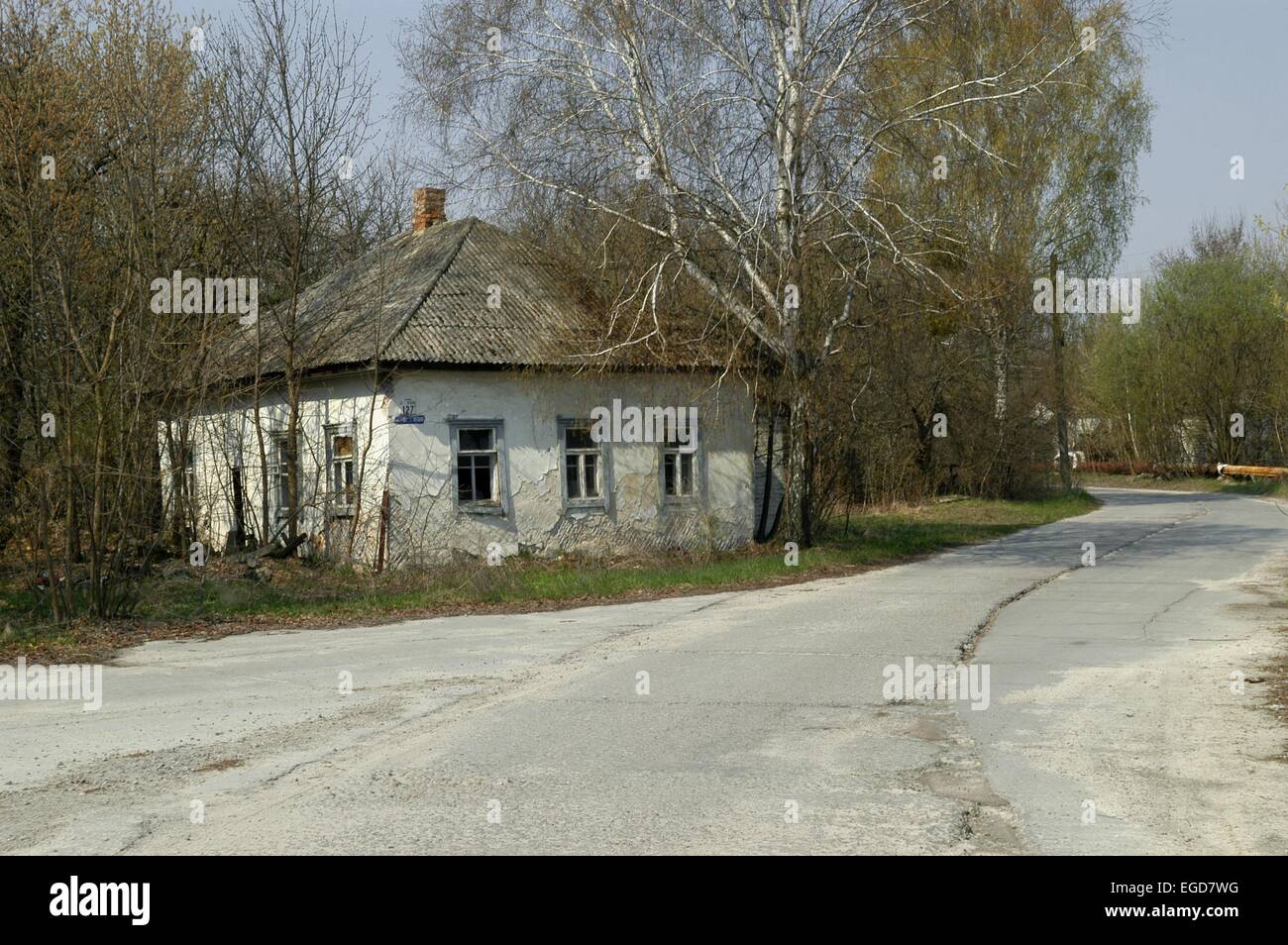 20 Jahre ab dem Nuklearunfall von Tschernobyl, Zugang verlassene Häusern innerhalb der begrenzten kontaminierte Fläche von 30 km Stockfoto
