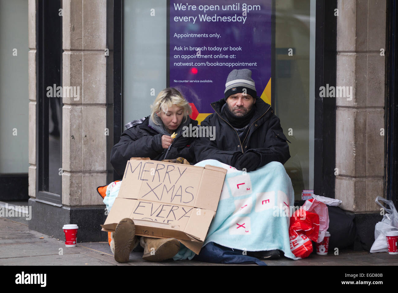 Obdachlosen paar Betteln auf den Straßen von London, Charing Cross, England, UK Stockfoto