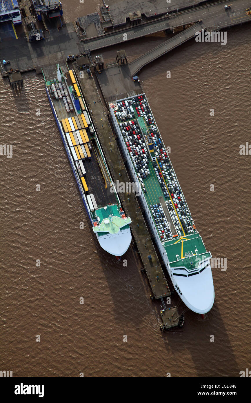 Luftaufnahme von 2 Schiffen, DFDS und MV Pauline im Dock Immingham, Lincolnshire, UK Stockfoto
