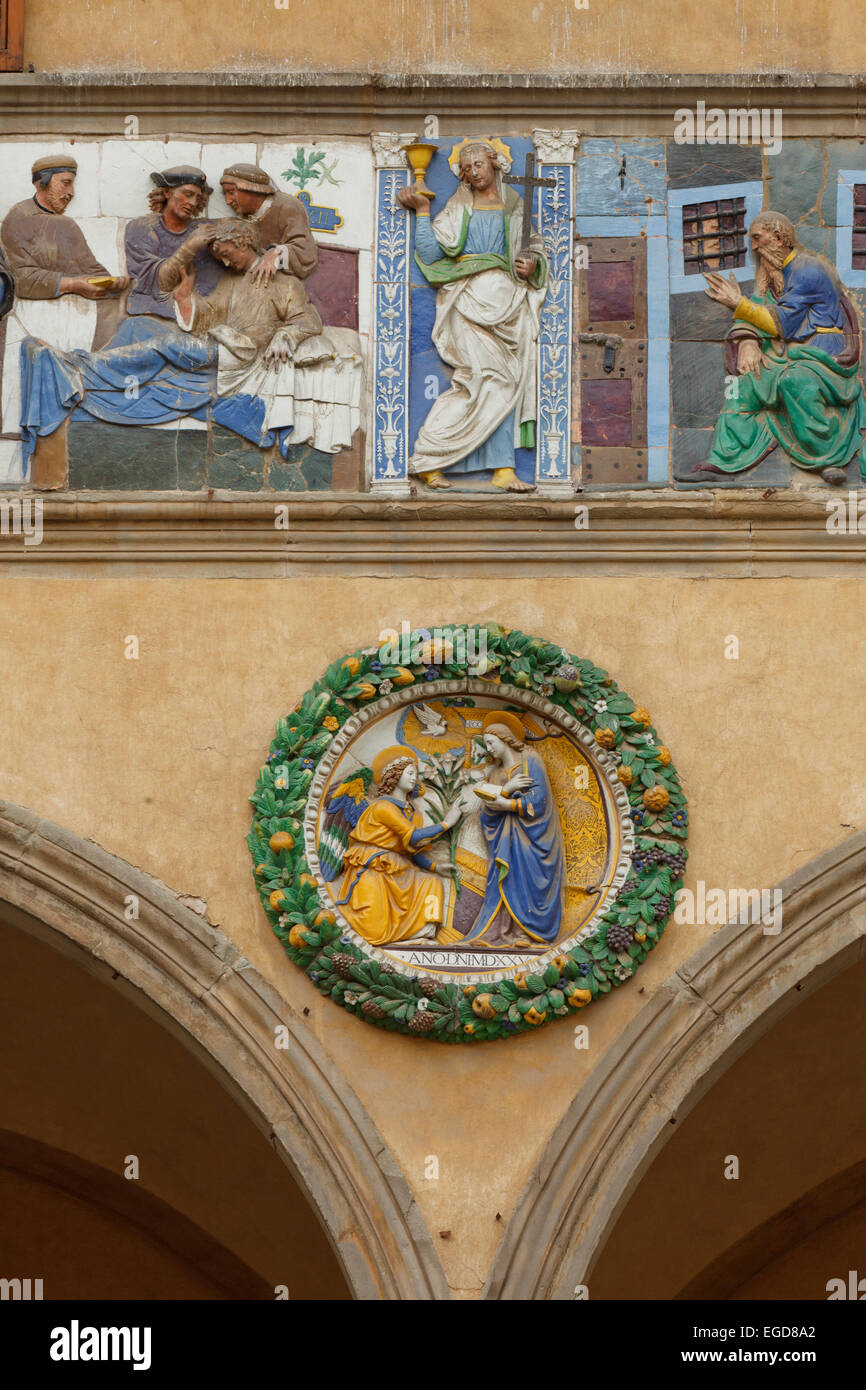 Mittelalterliches Hospital, Detail des Frieses Keramikglasur, Tondoe von Giovanni della Robbia, Relief, Ospedale del Ceppo, Krankenhaus, 13.. Jahrhundert, Pistoia, Toskana, Italien, Europa Stockfoto