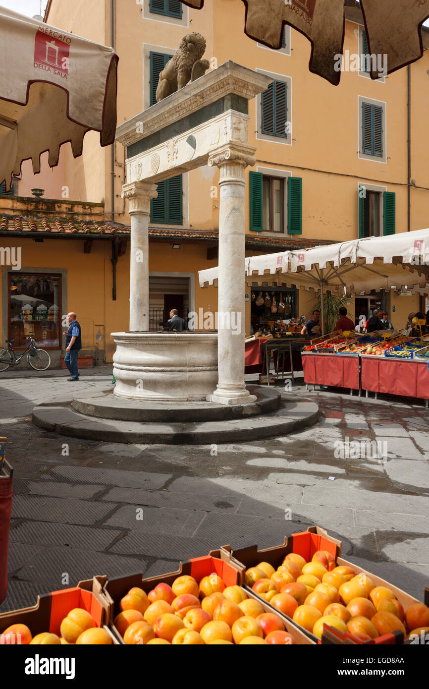 Obststand auf einem Markt in der Nähe von Brunnen, Piazza del Ortaggio, Markt Platz, Pistoia, Toskana, Italien, Europa Stockfoto